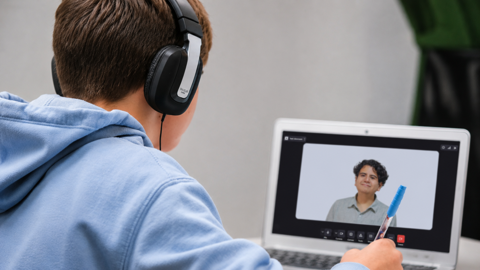 Estudiante en clase de inglés en línea con Fer